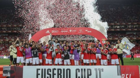 绿茵交锋露锋芒 葡英豪强友谊赛激战记