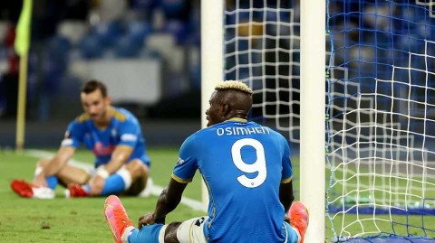 欧联杯惊魂夜：那不勒斯主场神话破灭，十人作战遭莫斯科斯巴达惊天逆转