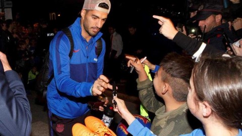 红蓝远征军午夜抵逹维多利亚 球迷热情点燃巴斯克夜空