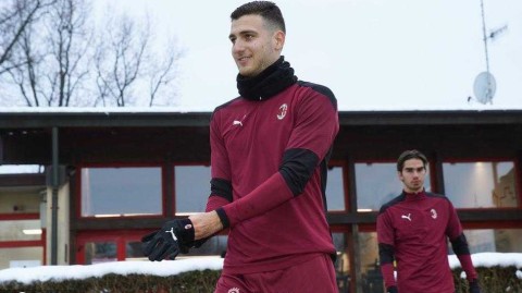 皑皑白雪覆内洛，红黑将士备战急