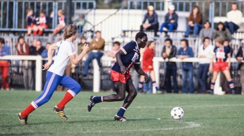 致敬“黑岩石”让·皮埃尔·亚当斯绿茵不朽爱与坚守永存