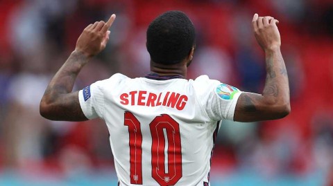 温布利的夏日赞歌：快乐男孩斯特林头槌定音，三狮军团零封捷克昂首出线