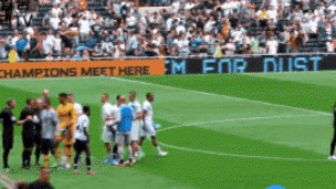 孙兴慜温情一幕：拒绝交换球衣，只为守护场边举牌小男孩的梦想