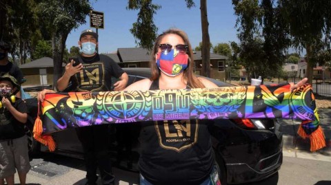 疫情阴霾下的热血归队 洛杉矶FC球迷街头夹道欢迎英雄归来