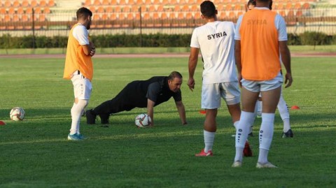 战火中的坚持：叙利亚国家队主帅俯身撑地，率队静候绿茵曙光