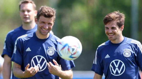 穆勒领衔日耳曼战车赛前从容训练 欧国联关键战前夕的轻松瞬间