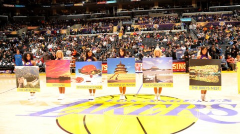 青岛啤酒啦啦队震撼NBA：烤鸭与扇子舞点燃洛杉矶