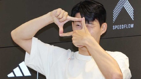 孙兴慜首尔展露招牌笑容 定格经典瞬间为世界杯蓄力