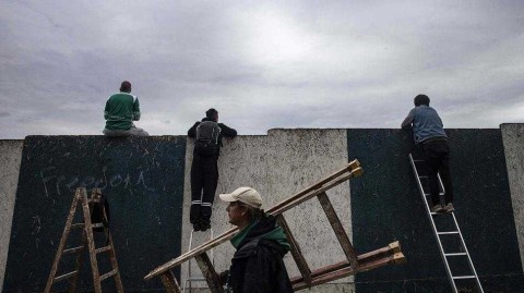 空场下的激情：捷克联赛重启，球迷攀墙为挚爱助威