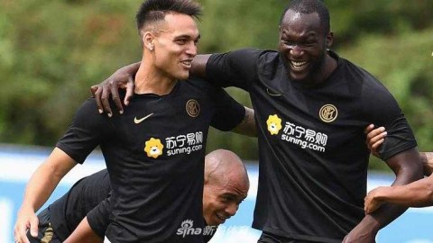 国米新王登基！卢卡库训练场乐开花，对比二弟落寞愁容两重天