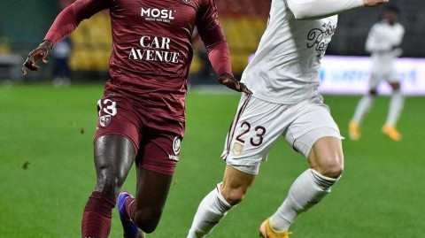 法甲焦点战：梅斯主场激战波尔多 雨夜闷平互交白卷