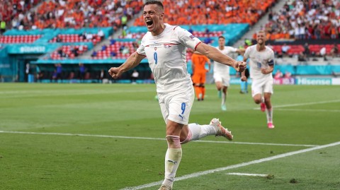 荷兰“橙”梦碎布拉格之春：十人郁金香军团零射正，捷克骑兵高歌挺进八强