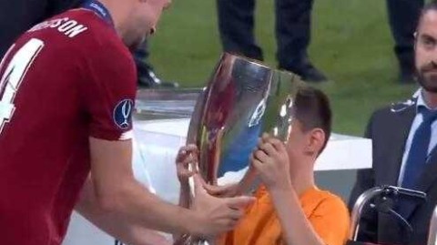 利物浦有个无腿小福星 冠军时刻因他更显温情