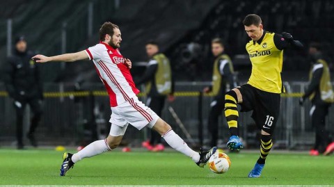 欧联杯青年军对决：阿贾克斯客场完胜年轻人，强势晋级八强