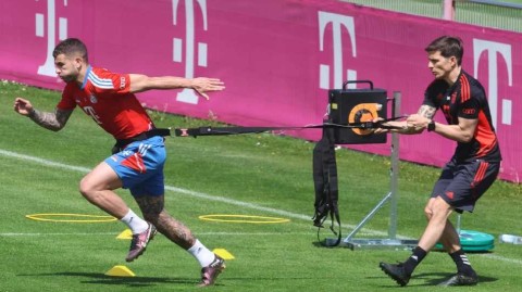 拜仁将士蓄势待发绿茵场挥洒汗水备战关键战役