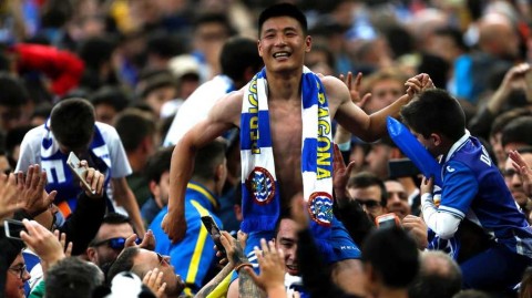 武磊一剑封喉助西班牙人圆梦欧战，英雄携爱女共享荣耀时刻