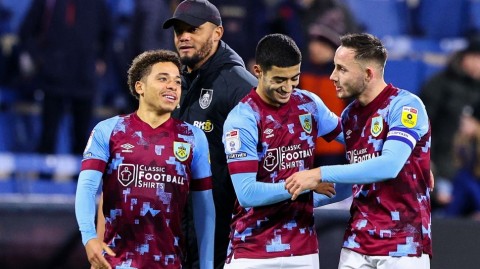 绿茵烽火：红酒军团力擒红魔挺进联赛杯下一轮