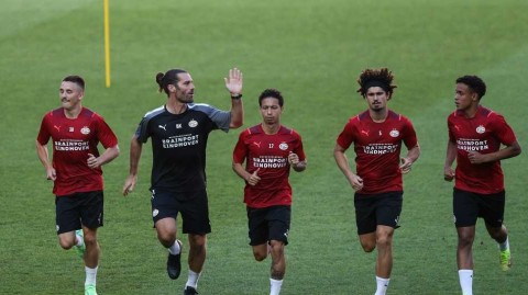 欧冠生死战前最后一练 埃因霍温全队蓄势待发