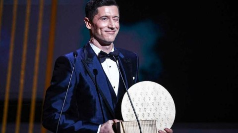 巴黎之夜的神锋加冕，莱万多夫斯基捧起首届最佳前锋奖