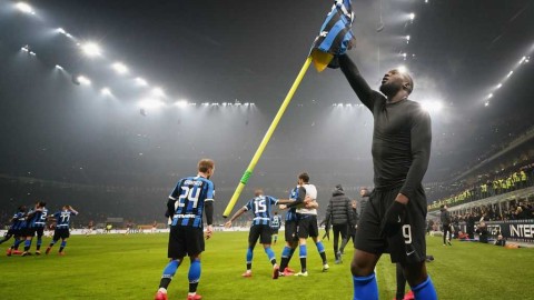 米兰德比史诗逆转：蓝黑军团让二追四，孔蒂的狂喜与伊布的无尽遗憾