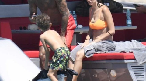 凯文·博阿滕撒丁岛天伦之乐 铁汉柔情尽享碧海蓝天