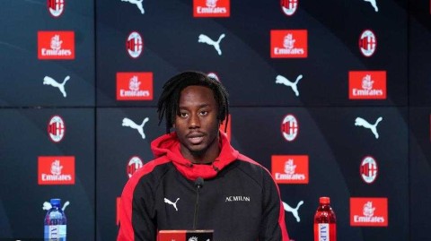 红黑军团迎新援！中场悍将梅特空降米兰内洛