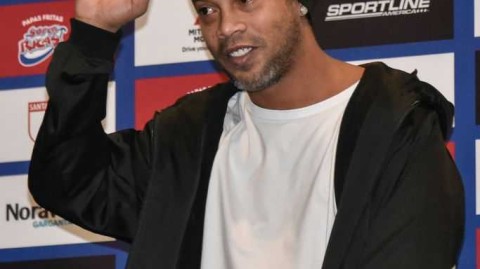 岁月沉淀热爱归来：花甲小罗再掀绿茵狂想