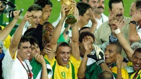 英超榜首易主之夜：哈兰德5分钟闪击致胜，曼城1-0力克伯恩利时隔200天重登榜首！