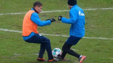 德甲寒冬里的皇家蓝：沙尔克零四在降级阴霾下的备战影像