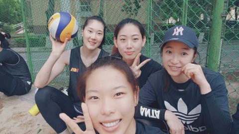 女篮领队孙梦然携队友“沙场”点兵 跨界玩票也要打出名堂