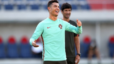 葡萄牙队死亡之组最后一练 队长C罗轻装前行笑容满面