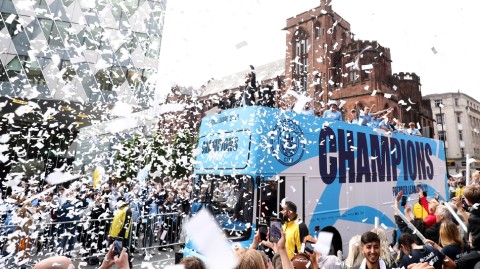 蓝月当空耀曼彻斯特 冠军游行铸城市荣光