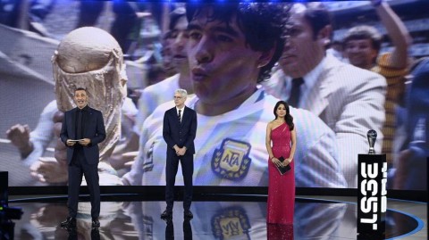 致敬永恒的球王：2020年FIFA颁奖典礼上的马拉多纳记忆