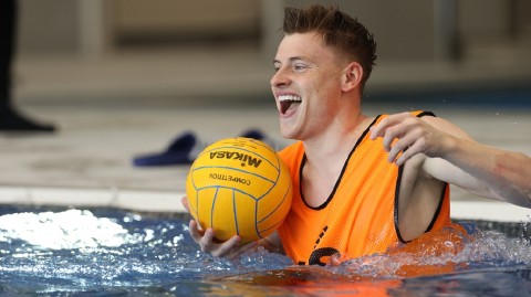 莱斯特城赛前轻松备战 训练场上水花四溅展团队活力