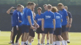 格子首训惊魂记：巴萨式欢迎“打”在身，“穿裆”礼暖心间