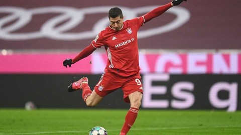 德甲经典战：莱万双响炮解锁250球里程碑 拜仁安联逆转狼堡