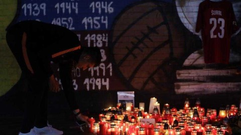 布拉格夜晚的烛光，送别永远的国米前锋苏拉尔