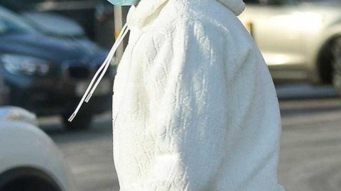 曼城球星津琴科独自漫步曼彻斯特街头 纯白卫衣造型尽显低调谦逊