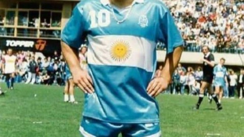 绿茵场的旗帜：当国家图腾跃动于球衣之上