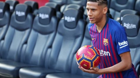 巴萨年轻后卫托迪博确诊新冠，无缘欧冠的他在家还好吗？