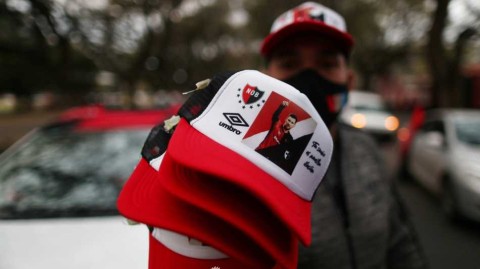 烟火与呼唤：纽维尔老男孩球迷的梅西回家梦