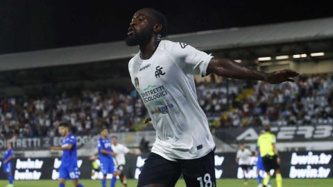 佛罗伦萨签下斯佩齐亚前锋恩佐拉 紫百合迎来锋线新锐