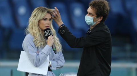 罗马德比赛后的柔情一幕 美女主播莱奥塔与巴尔扎雷蒂的场边互动