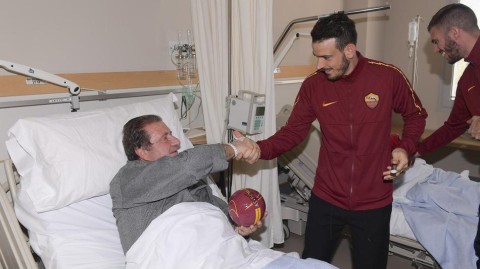 罗马球员冬日送暖 探访生物大学医院传递爱心