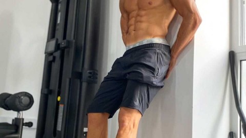 C罗居家隔离苦练不辍，完美雕塑身材诠释顶级自律