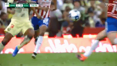 墨西哥国家德比惊现恐怖血洞，巴萨旧将惨遭鞋钉刺穿大腿