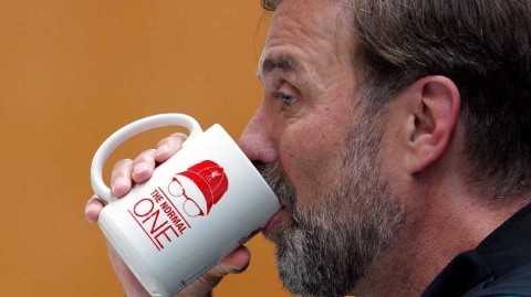 利物浦欧冠决赛前的凝望：克洛普的水杯与无声的宣言