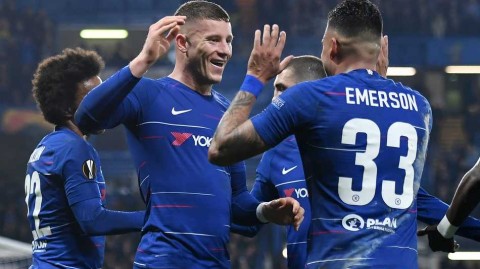 欧联杯斯坦福桥之夜：吉鲁指天庆进球，巴克利圆月弯刀闪耀