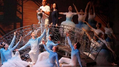 当足球邂逅芭蕾：欧洲杯冠军奖杯的荣耀之光点亮圣彼得堡马林斯基剧院