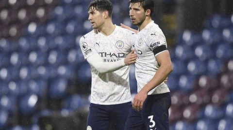 特富摩尔雨夜狂欢：蓝月亮军团十三连胜势不可挡